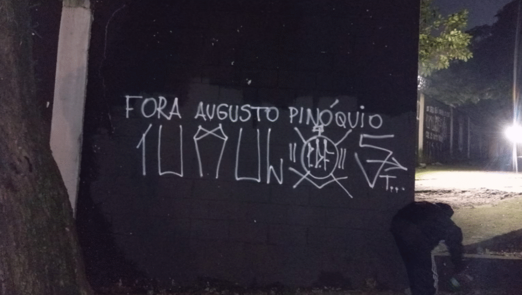 Protesto põe graffiti nos muros contra Augusto Melo Protesto poe graffiti nos muros contra Augusto Melo