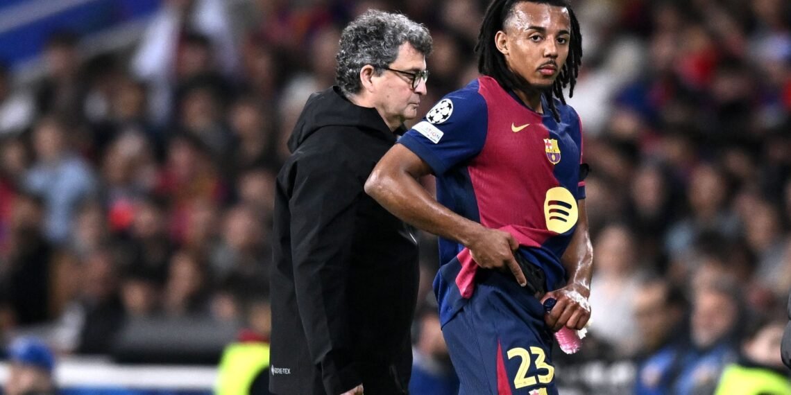 Koundé deixa o jogo contra a Inter de Milão com dores na coxa esquerda • Image Photo Agency/Getty Images