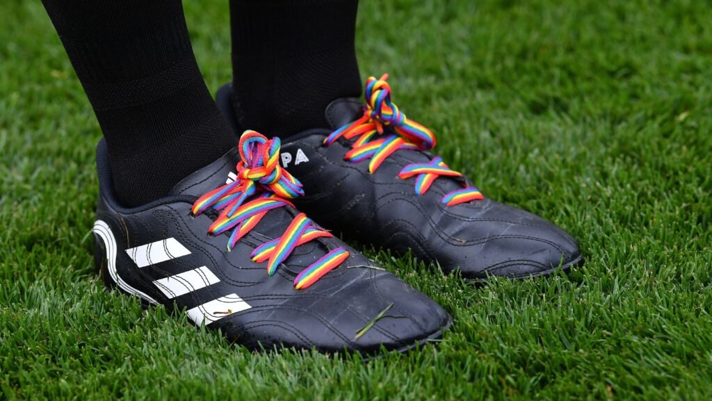Inglaterra e Escócia: banidas atletas trans no futebol feminino Inglaterra e Escocia banidas atletas trans no futebol feminino