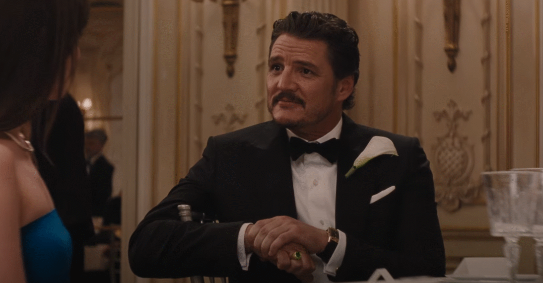 Pedro Pascal em cena de "Amores Materialistas"